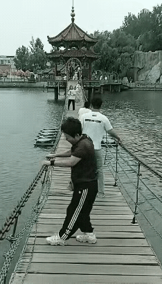 这个大妈是真的厉害，不知道危险的吗？