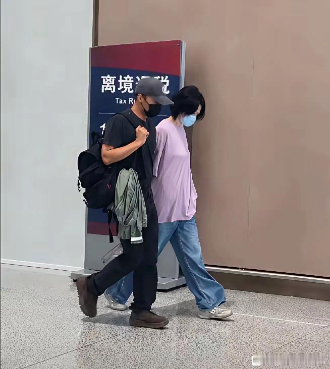 56岁的王菲被谢霆锋牵成了少女模样