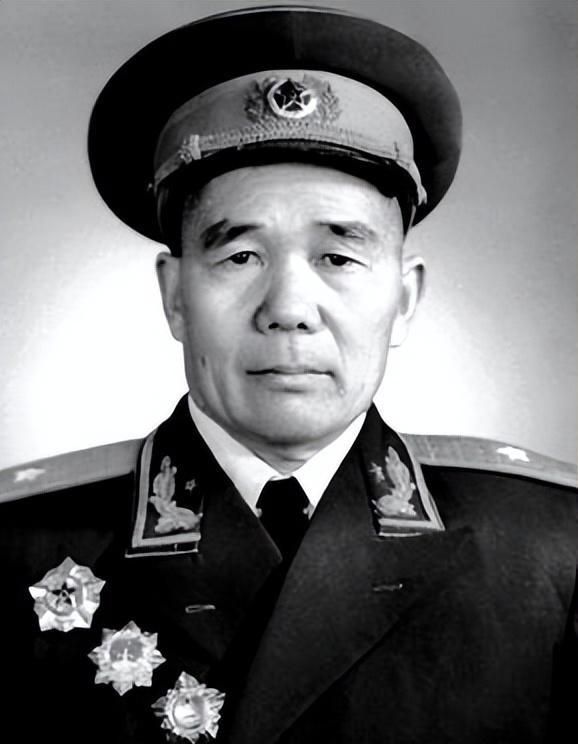 1944年，原红四方面军高级干部在会议上当众问毛主席：为何我们四方面军的总指挥徐