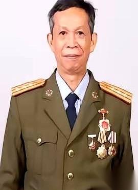 1979年，一份给副班长覃毅忠的三等功请功报告，放到了团参谋长桌上。评语栏里就四