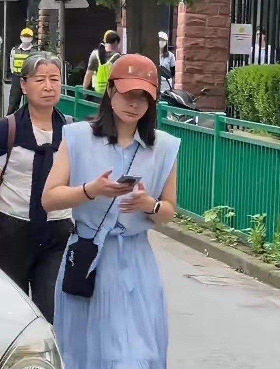郭晶晶走路去送孩子上学，千元长裙百元帽子，却穿出真正的体面！