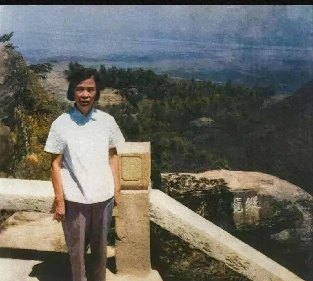 1959年，贺子珍在庐山留下难忘留影，毛主席动情追问：当年为何决意离开呢？19