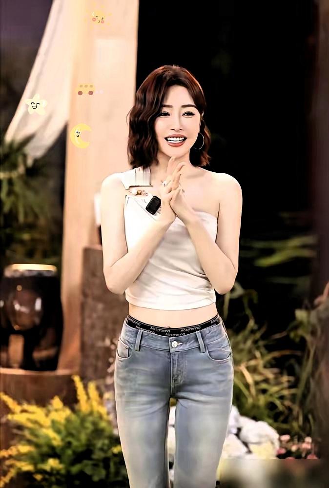 秦岚那条牛仔裤，内裤边是故意露的。你没看错，就是故意。别盯着那截腰线酸，她为了这一点点“漫不经心”，