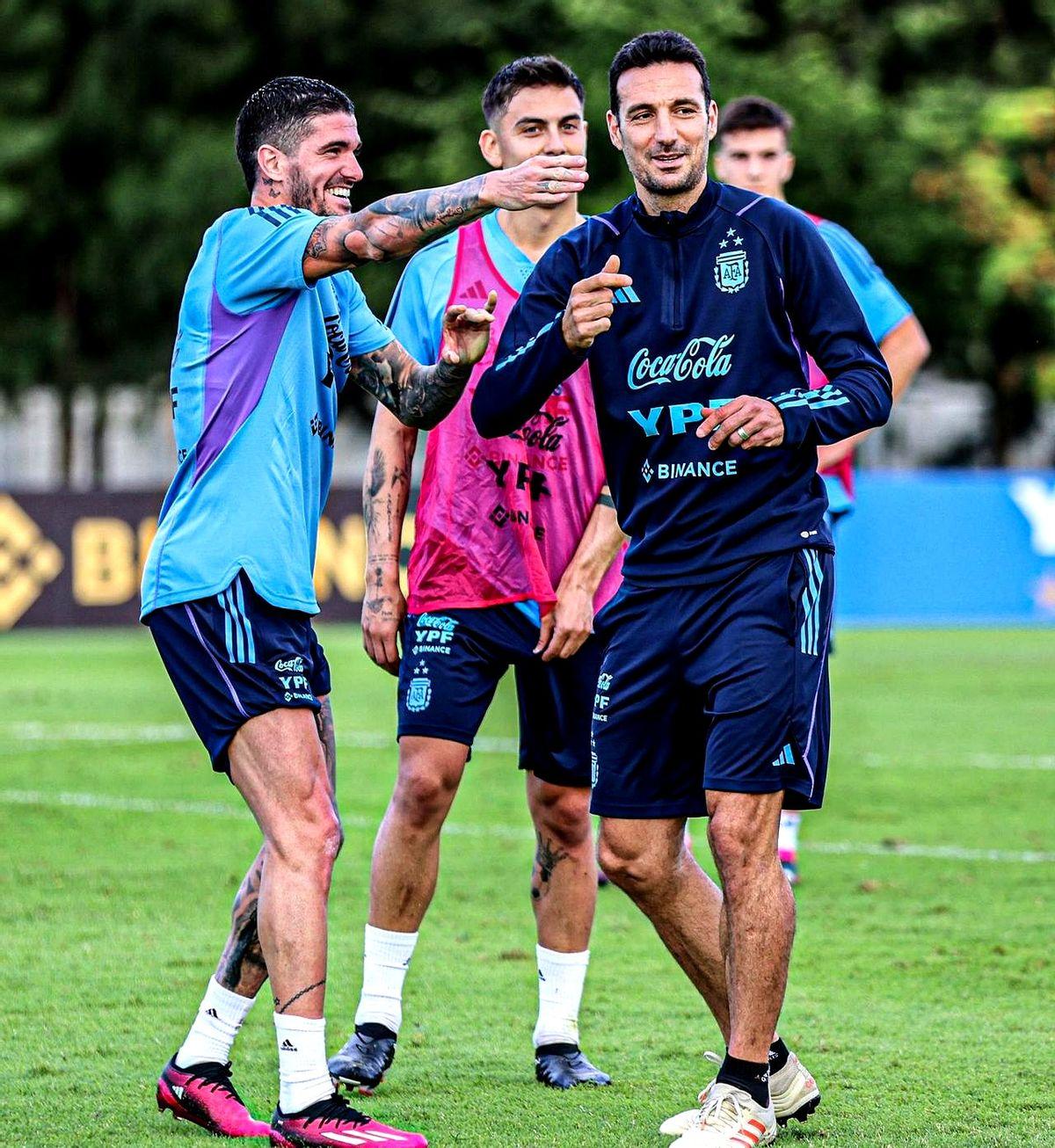 阿根廷队内，气氛紧张起来了！主教练斯卡洛尼直接摊牌：“好了伙计们，蜜月期结束