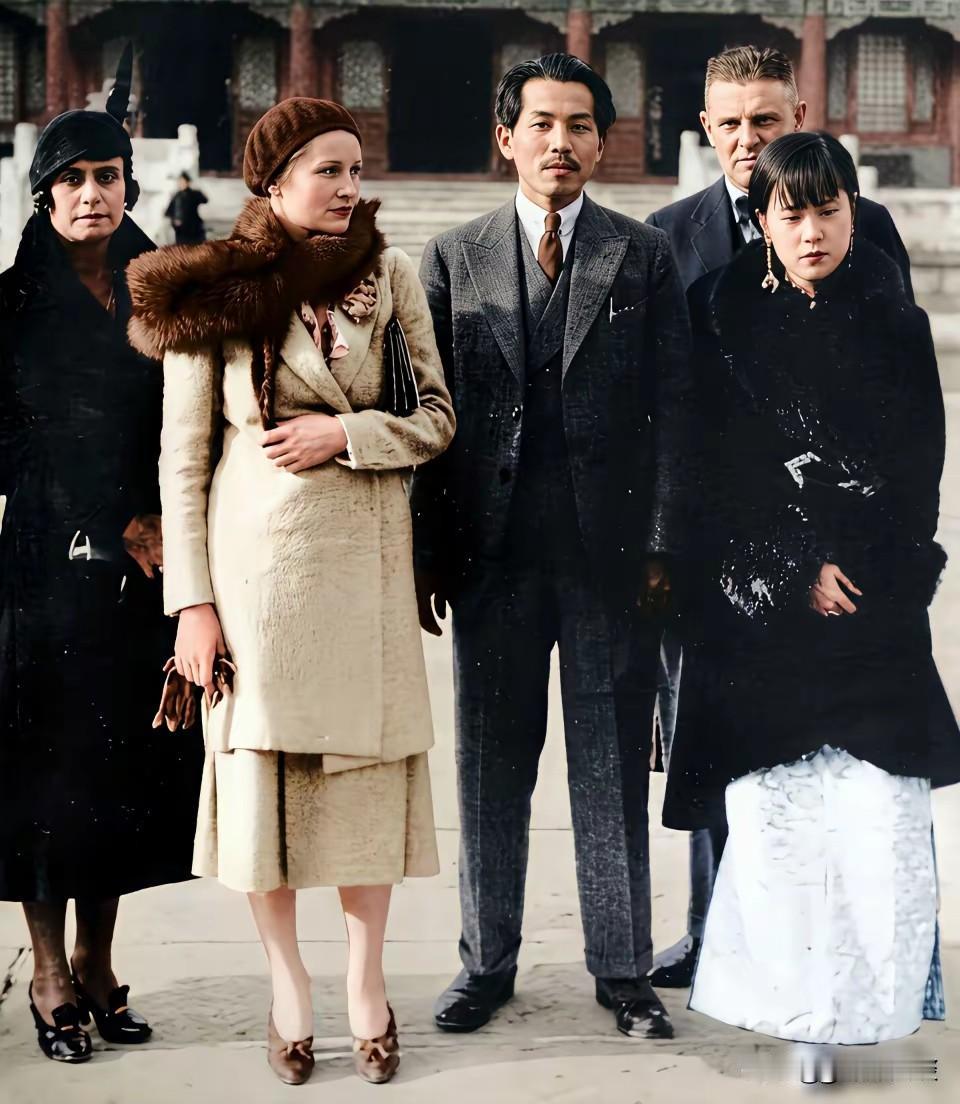 [赞]这是1931年北平故宫拍下的真实原版老照片，张学良、原配于凤至还有埃达与外