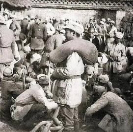 1942年的一天，瑞大娘给十几名八路军送去鸡蛋，还没进门就发现他们撅成一排上厕所