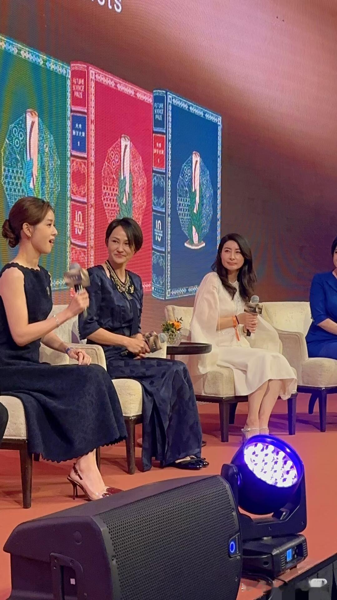 其实女明星跟我们大多数人是一样的，也不是越年轻些的就越好看，就照片中的郭晶晶，她