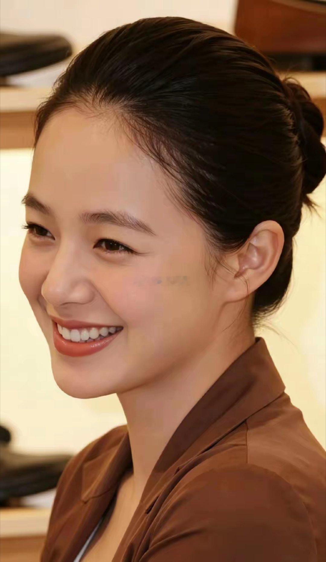 周韵属于很耐看不易显老那种漂亮！