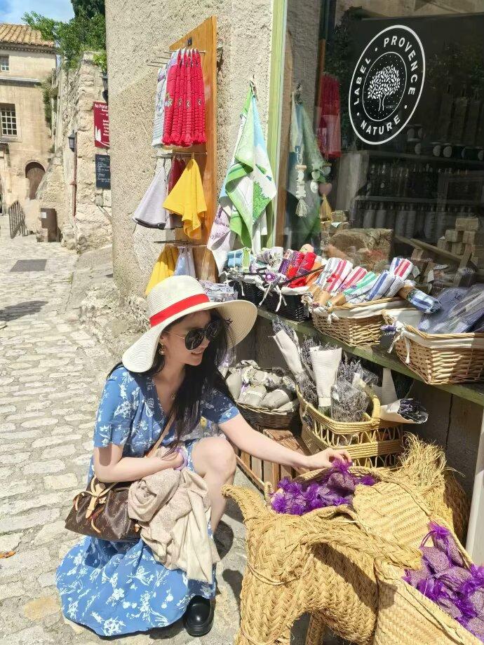 🌸🌸🌸 我们亦菲又寄回来旅行相片咯