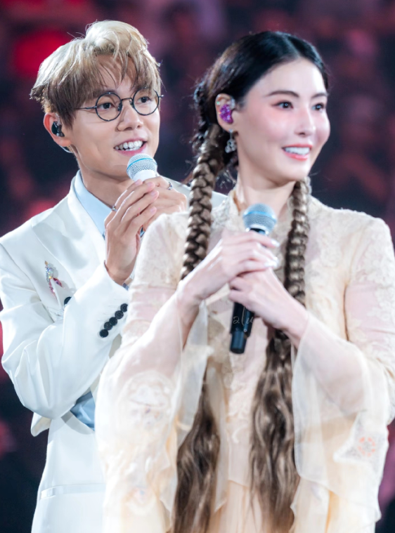 张柏芝前阵子去林家谦演唱会我怀疑过她是为复出打基础也怀疑过她是为孩子赚学费，