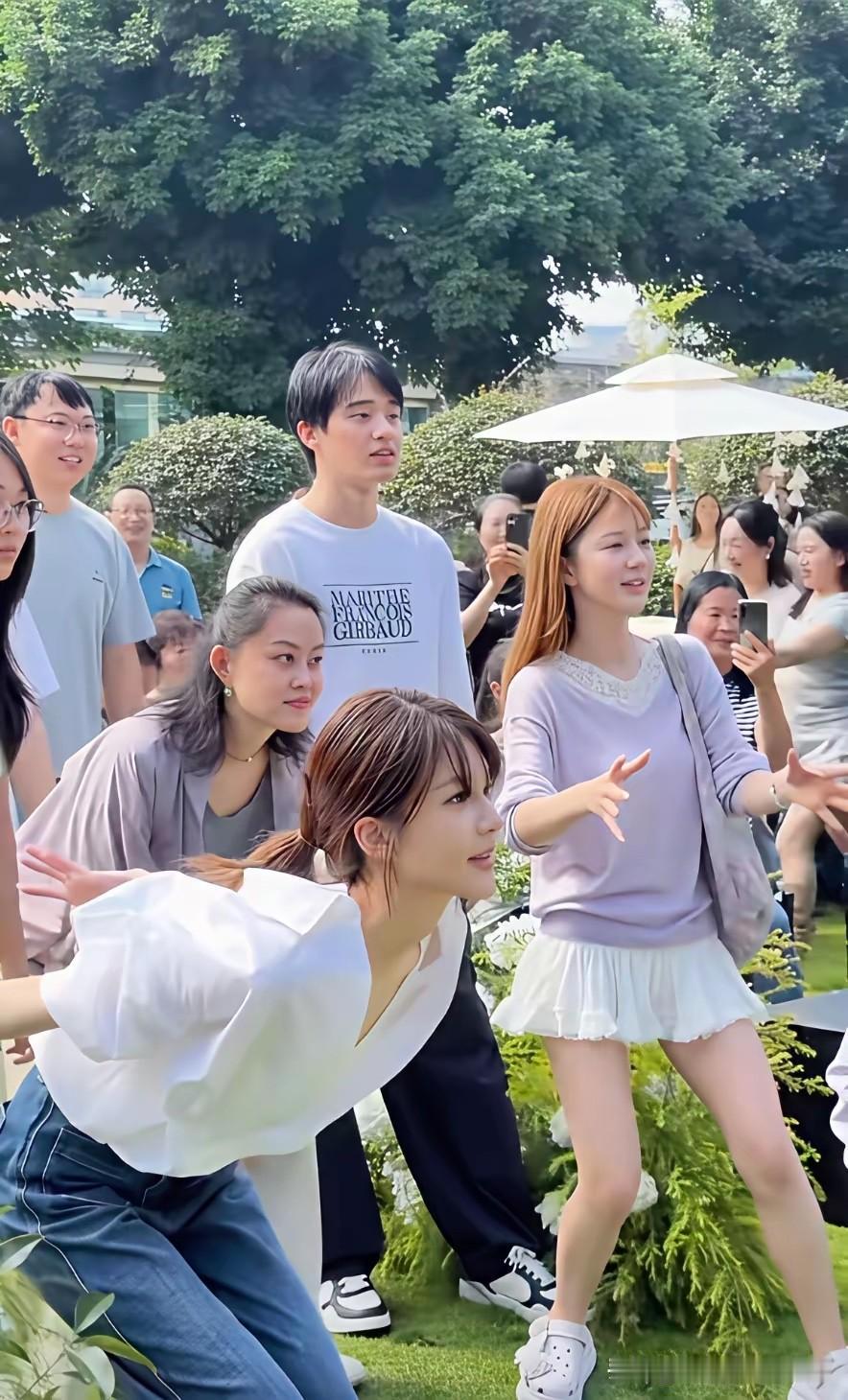 不怪那么多人想娶她，路人镜头下都美若天仙！