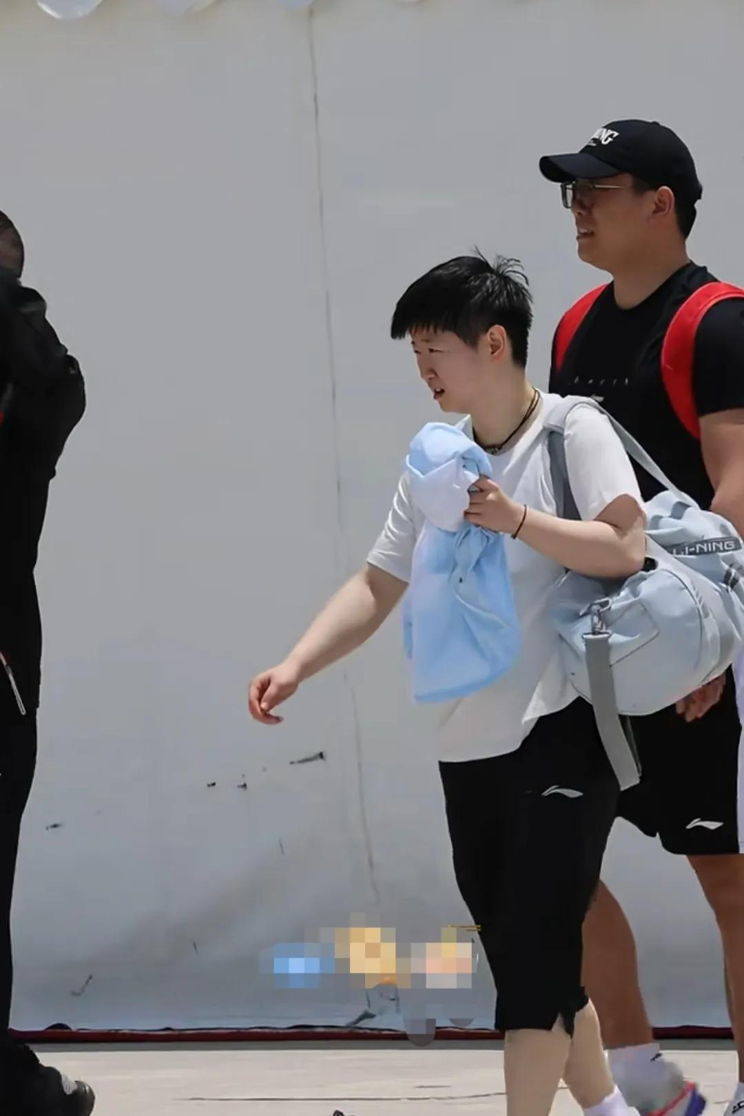莎莎在多哈的烈日下跟伙伴们一起走，走着走着还伸手指了一下路，看来在多哈，莎莎已