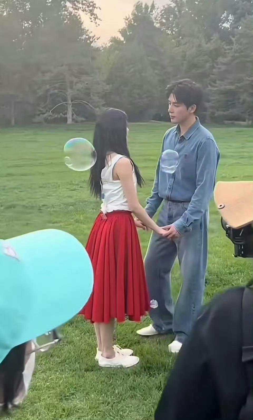 这女主是有多瘦啊，紧身背心后面都得带夹子！​​​