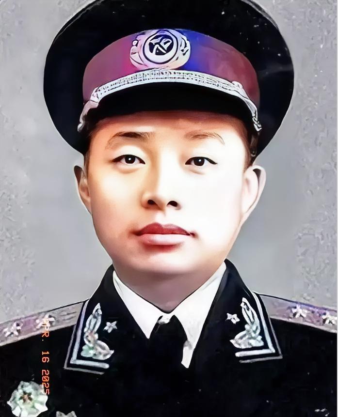 1955年，一张年轻稚嫩的面庞，却肩扛中将军衔，属实令人惊叹，这位将军便是“万岁