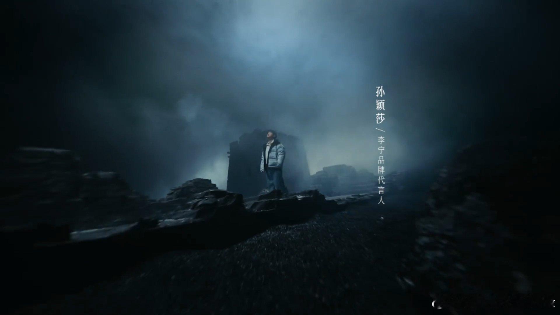 她，眼神坚定、沉稳且充满自信。没有过多的表情，却透着一股“舍我其谁”的王者之气。