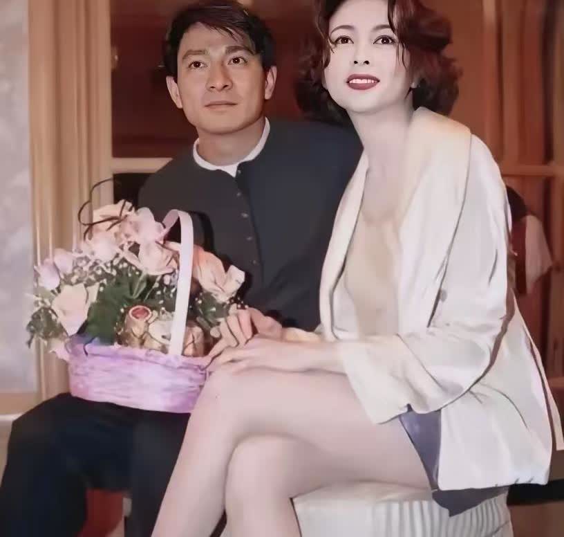 当年关之琳拒绝刘德华不知道她现在后不后悔关之琳现身刘德华演唱会，
