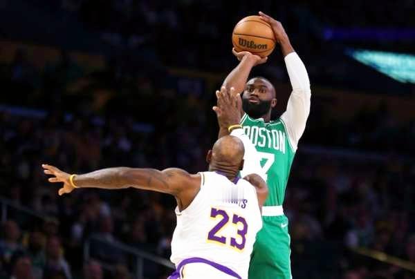 名宿雕像揭幕夜，湖人惨败绿军，名宿痛批，球迷喝倒彩，违和感十足。湖人特意借黄