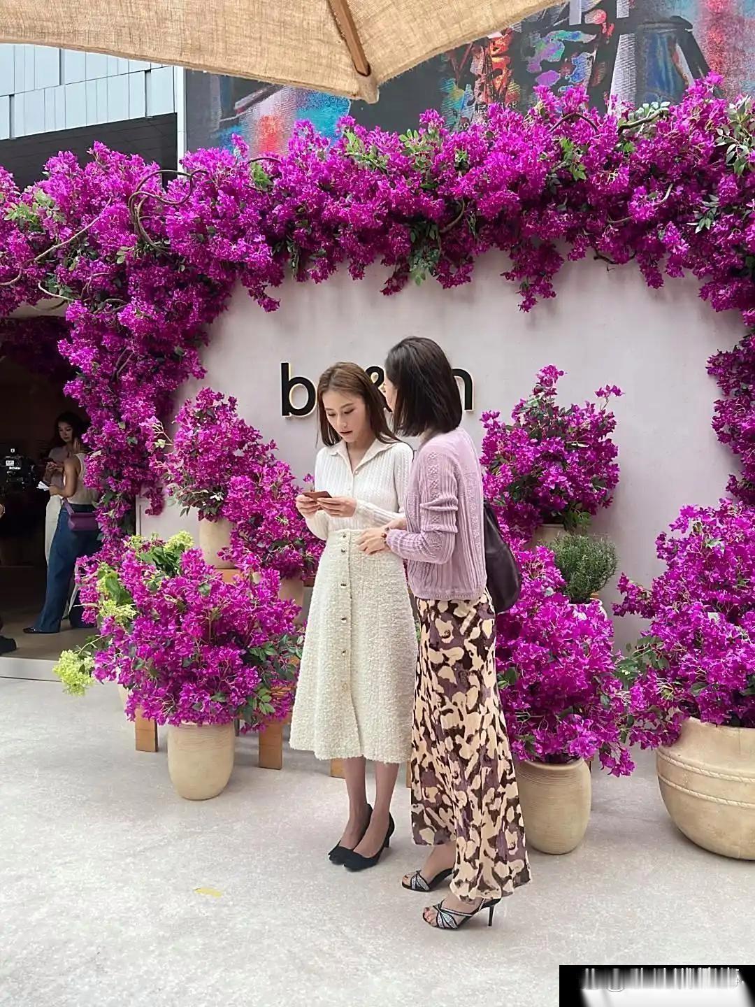 34岁的何超莲在深圳办活动，真人看着有点矮，但模样挺靓，穿着打扮老贵气了，形象不