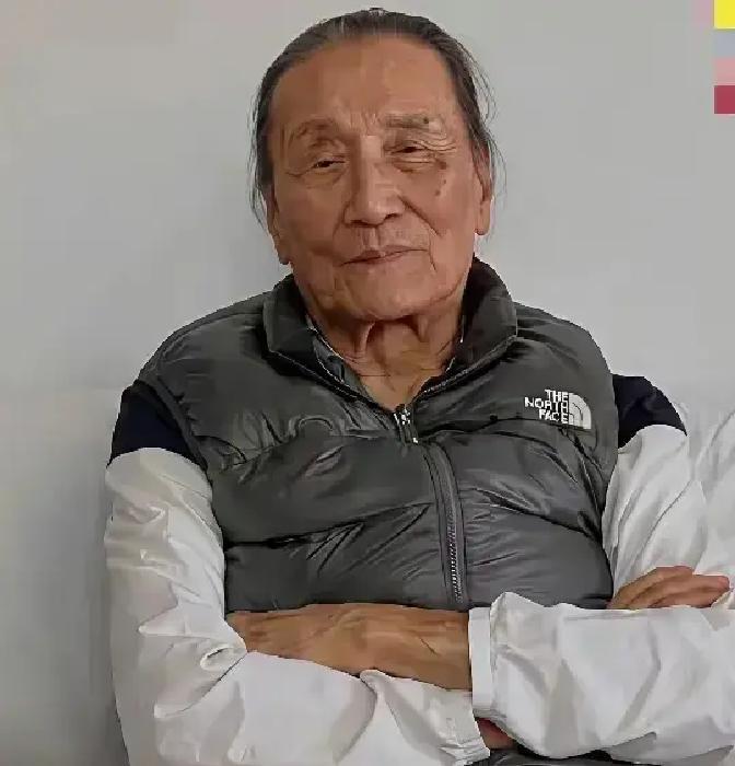 八十九岁的谢贤坐在电动轮椅上，嘴瘪得连牙都看不见，端个咖啡杯手都在抖，得靠助理在