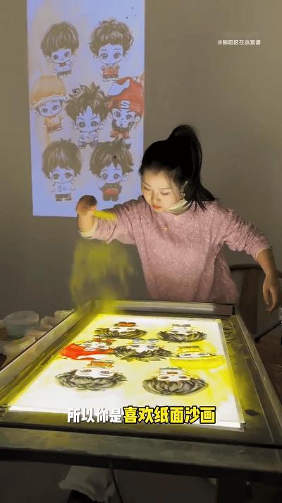 刚被同担的时团六周年手账本震撼到失语！内页全是手绘分镜，连成员眨眼频率都算好了，