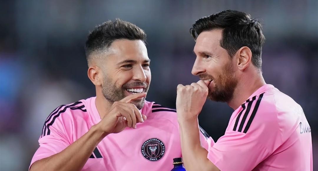 梅西结束国家队友谊赛后，已马不停蹄赶回俱乐部报到了。迈阿密国际季后赛到了关键时