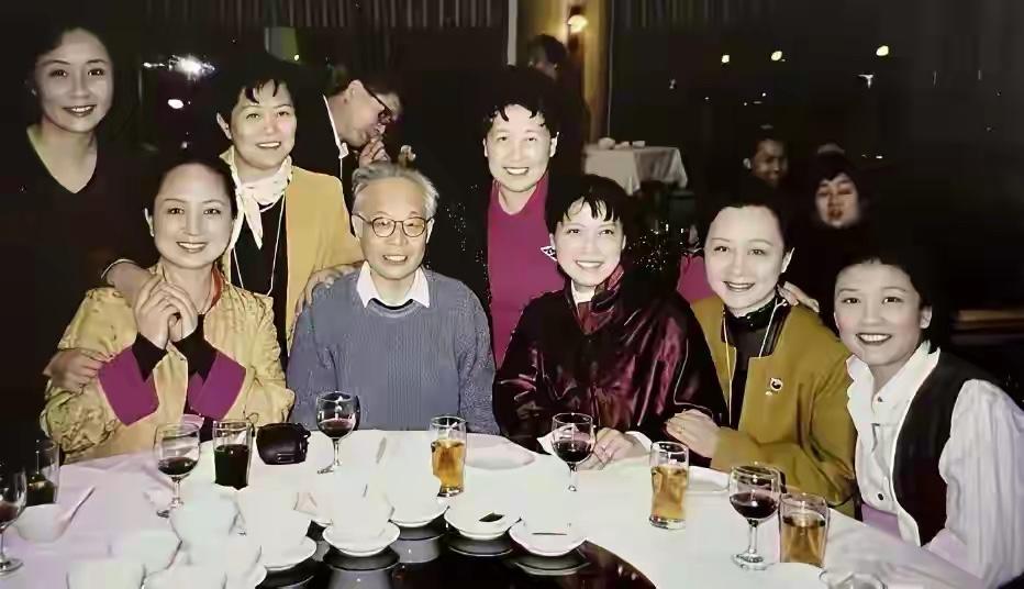 90年代，一众老艺术家在一起的聚会，你认识几个呢？认识三位以上的，绝对是高手中