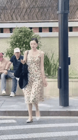 她，大大方方，魅力十足
