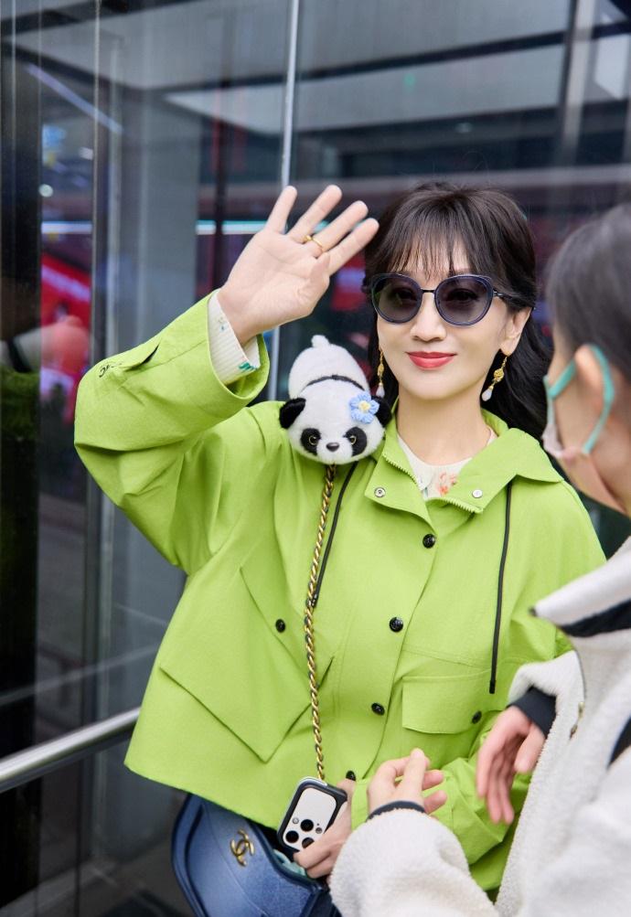 今天赵雅芝现身成都，她这次搭配的很显年轻，看上去也很有时尚风情。赵雅芝里面穿