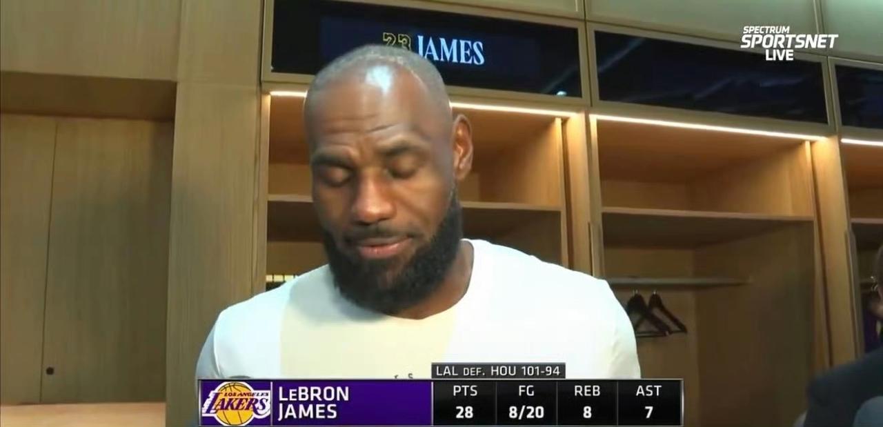 湖人主场再胜火箭，季后赛首轮大比分湖人2-0领先火箭。唯一感到欣慰的是湖人不会被