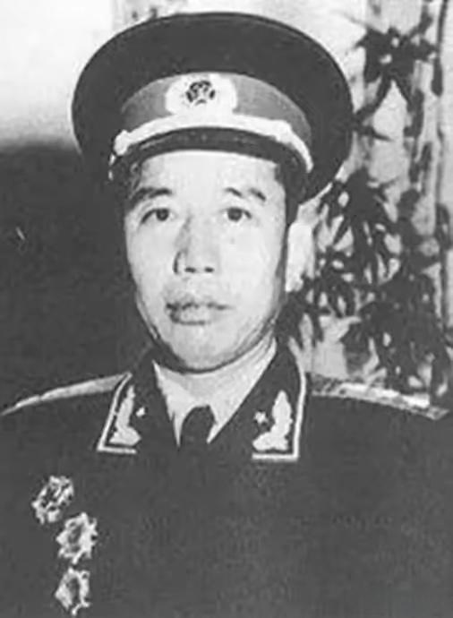 1950年，由马家军改编来的解放军骑兵部队突然叛乱，全员系上白布条冲锋，王震派装