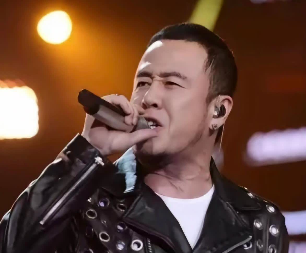 特意扒一下杨坤，不扒不扒知道，一扒才知道！杨坤因为8年前在《天籁之战