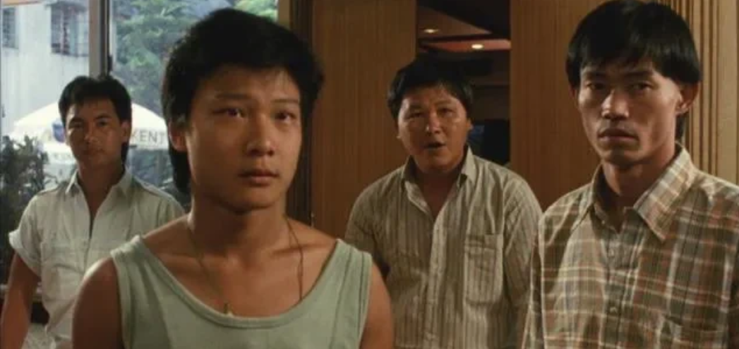 成龙小时候有一次和元奎打架，所有师兄弟都围着看热闹，打着打着突然师父于占元来了，