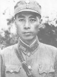 1927年4月12日，周恩来被捕。这时，监狱进来一位高官，他让周恩来换上国军衣服