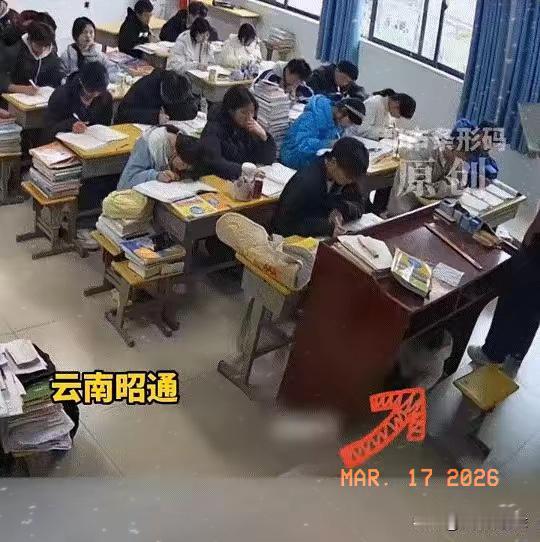 破防了！云南男老师带1岁娃上课，讲台之下藏着至深的坚守！奶奶骤然离世，妻子又远