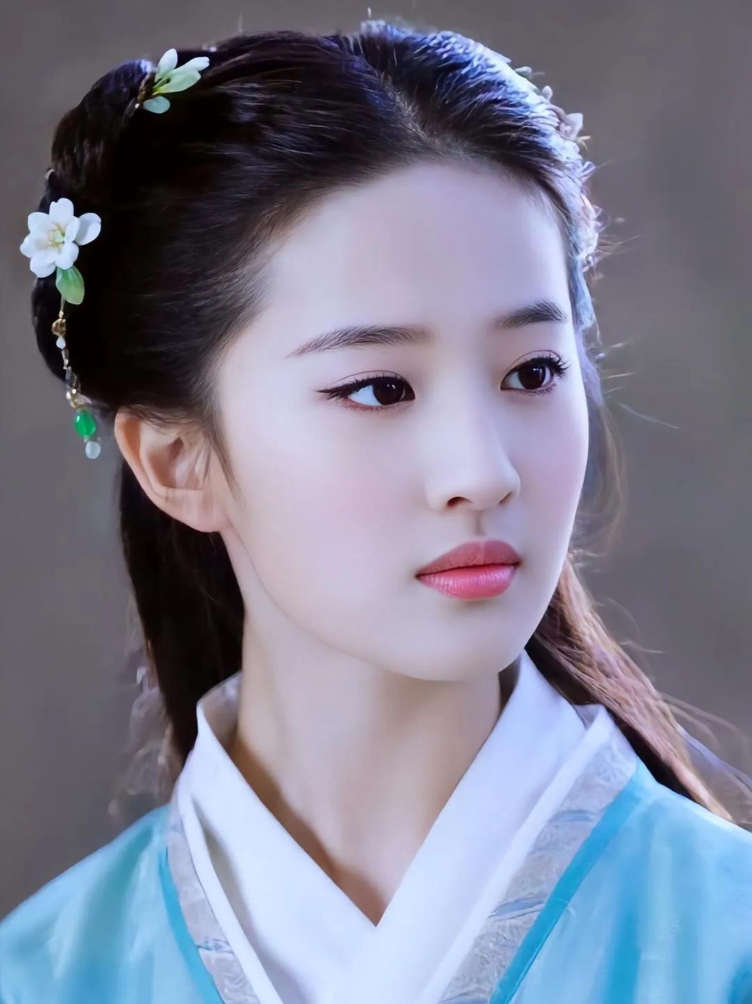 古装美人，清雅脱俗，宛如画中仙子。