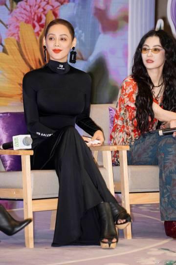 还是宁静说了实话。这次参与《一路繁花2》的录制真的是太舒服了！宁静表示，本来她