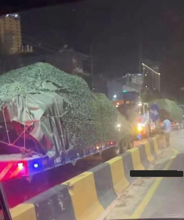 网友拍到了柬军接收坦克的照片，虽然车身被遮住了，的还是能够看出这应该是59D。这