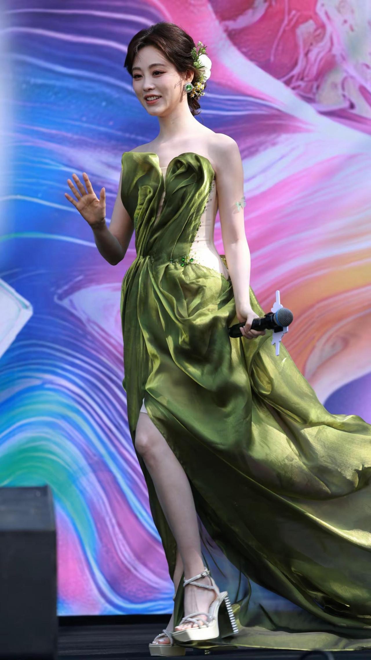 祝绪丹活动现场直拍，原相机无美颜。生图都这么甜美祝绪丹完美身材绝美明星美