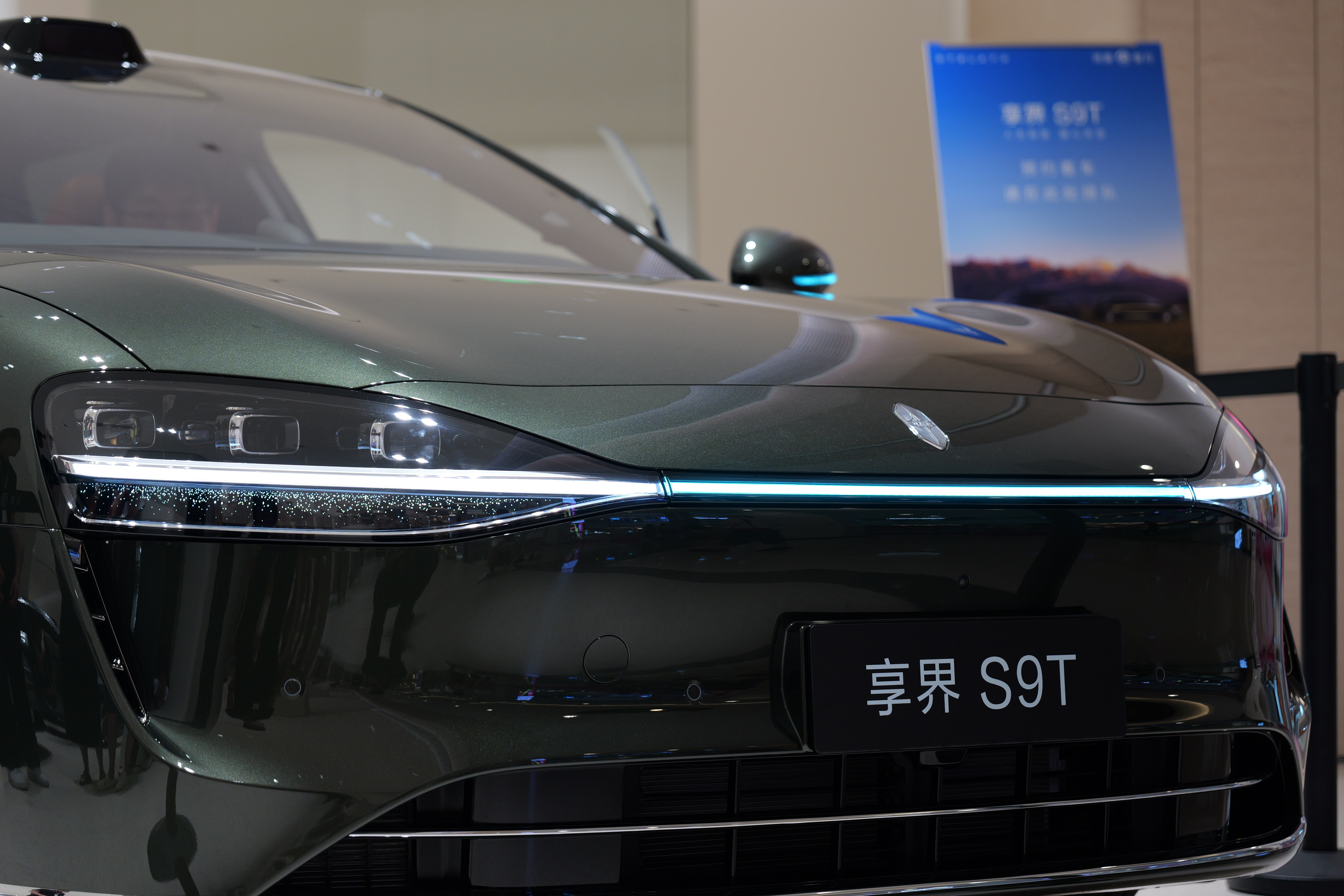 享界S9T现在终于是进门店静态展示了，正如它旅行车的属性一样，它不是那种张牙舞爪