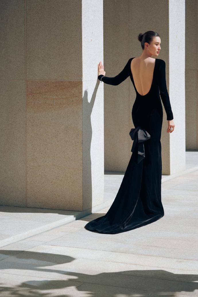 宋佳金鸡奖大露背造型，宋佳好going人的黑裙露背造型，谁看了不说一句优雅的典范