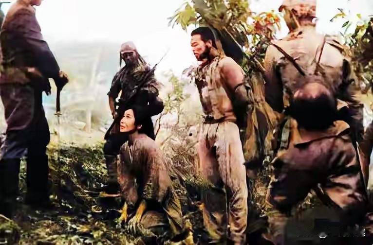 面对穷凶极恶的日本鬼子，这个女子跪在地上，好像是在为这个被捆绑着的男子求情，也许