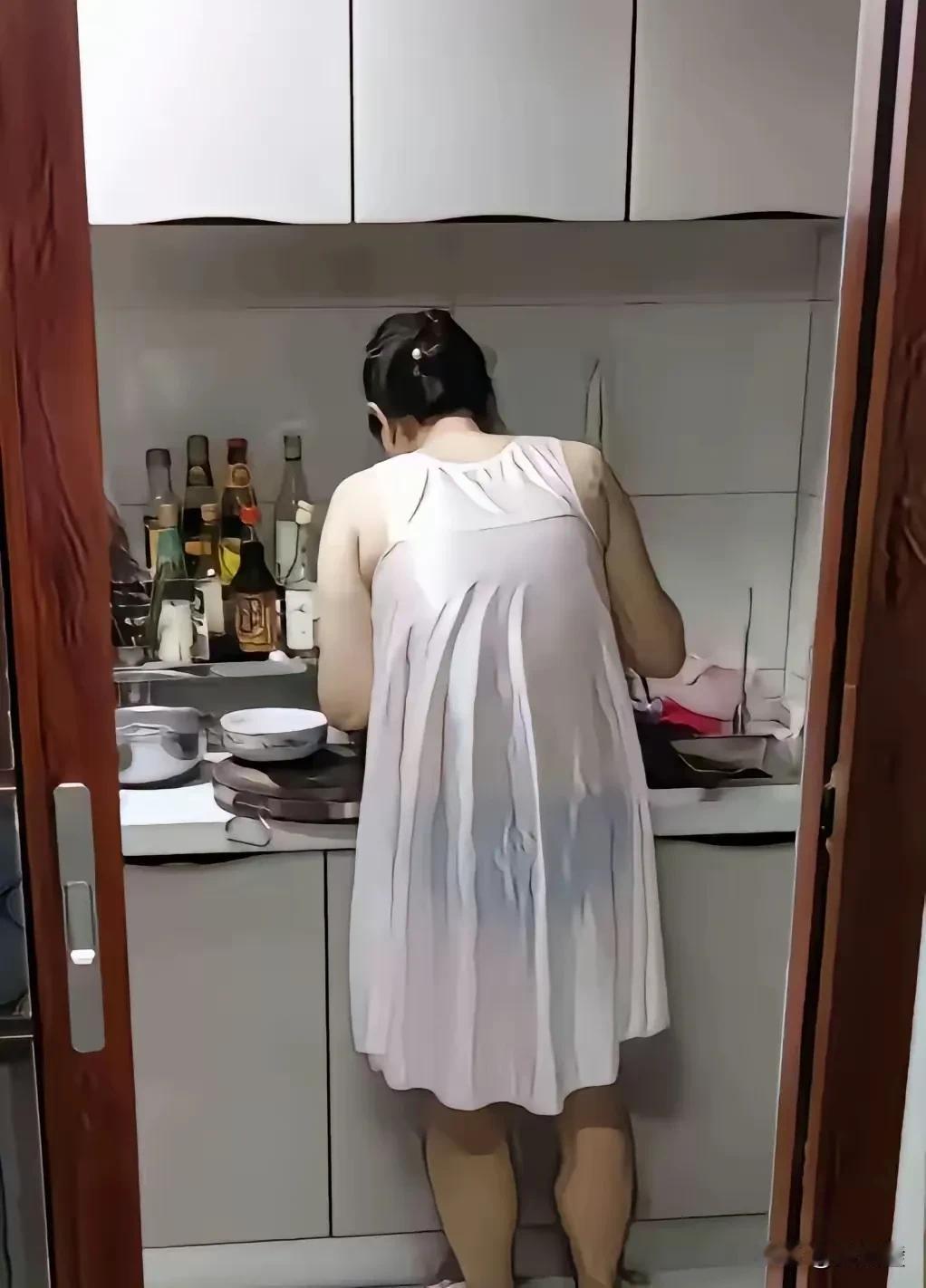 这是丈母娘在给女婿做饭，你信吗？