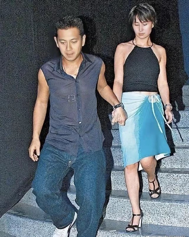 2000年香港，何超琼与时任男友杨其龙牵手离开派对时的一幕，杨其龙是英皇杨受成