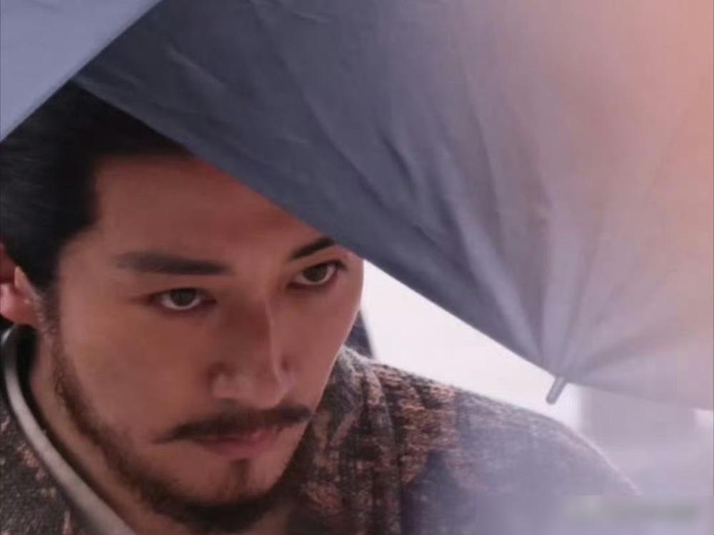 刘学义那张脸上的胡子，不是造型，是墓志铭。我告诉你，他亲手埋葬了那个飘在天上