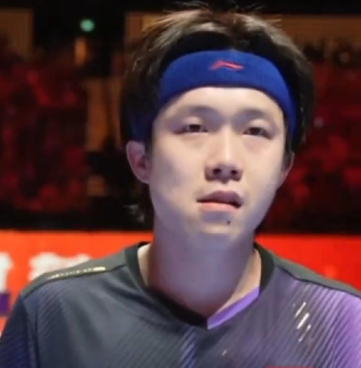 王楚钦夺冠那一刻，太激动了，双手摊开，双腿八字叉，大字型躺在地上，肚皮一鼓一鼓地