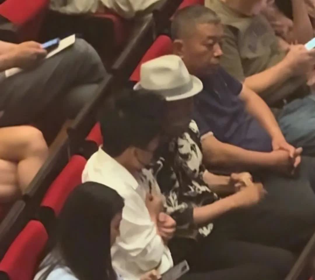 董宇辉低调现身国家大剧院，身边神秘人身份揭晓，两人一同观看杨丽萍的孔雀舞剧。