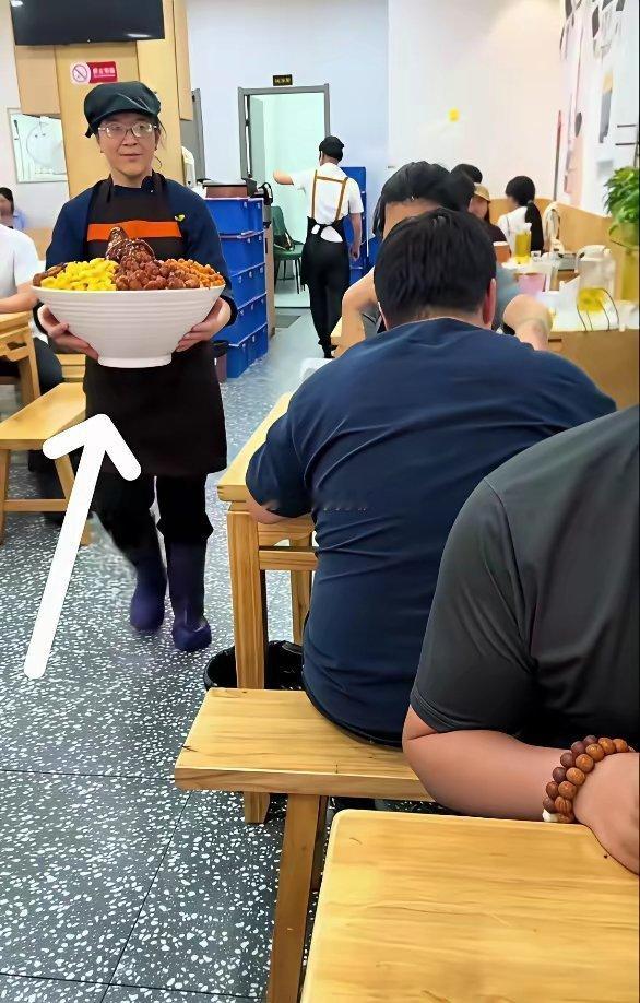 好家伙，端上大如盆子般的巨碗上来了得月入多少钱才能这么吃法