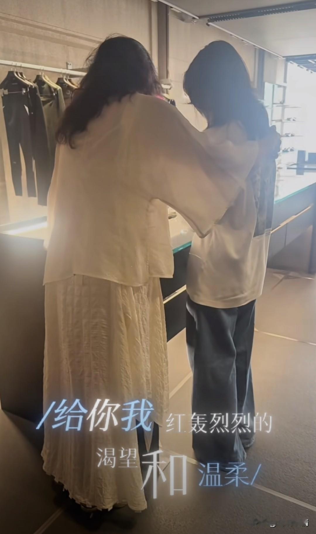 小玥儿逛北京三里屯！大S女儿小玥儿放暑假来北京了，在奶奶的陪伴下在三里屯逛街。