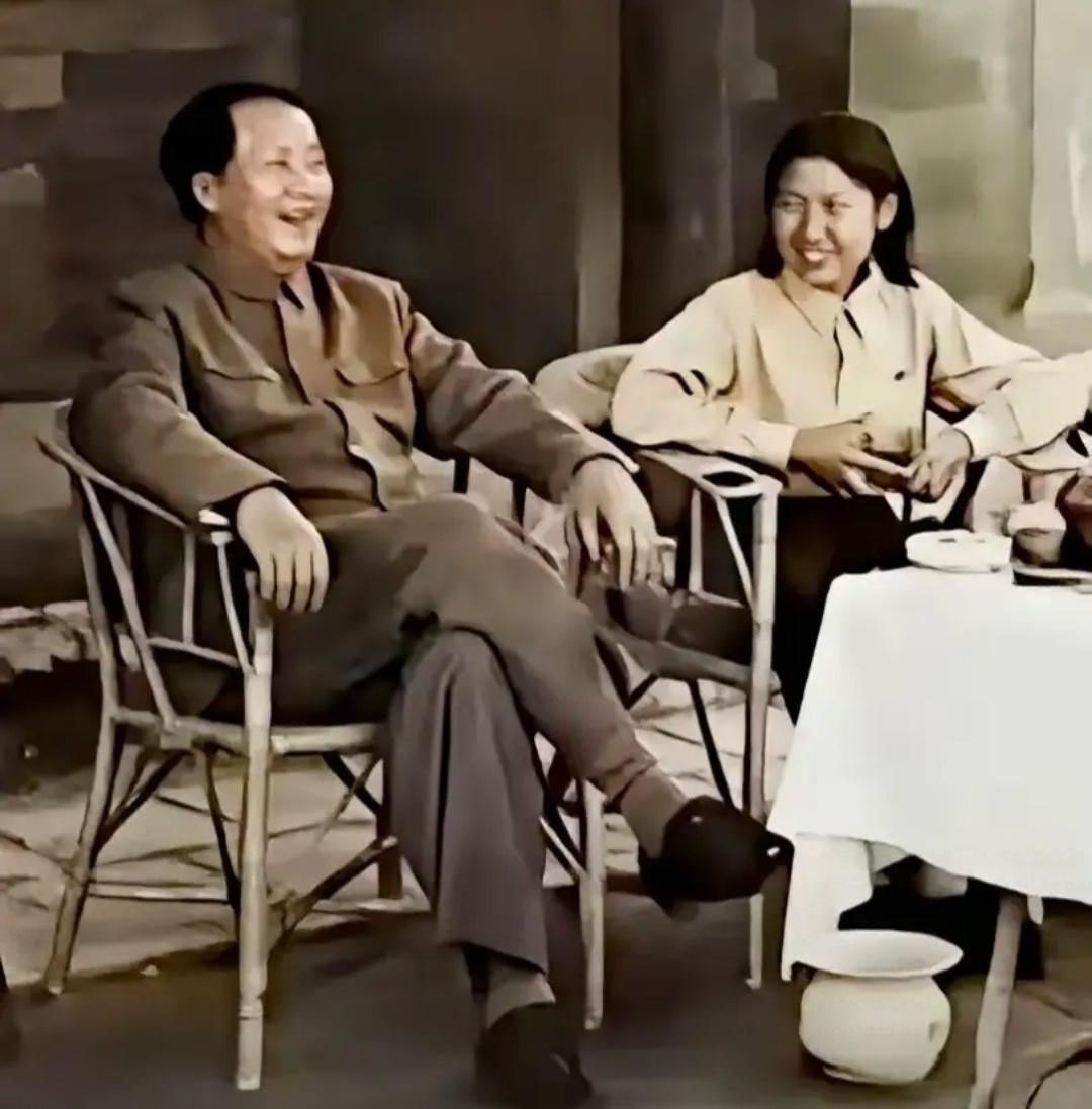李敏错拿了同学日记本，毛主席碰巧翻开，还说让李讷多读两遍。李敏放学回家，无