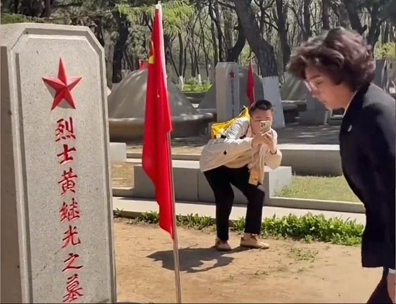 刘滨向黄继光烈士致敬鲜花，向英雄三鞠躬，当看到毛岸英的名字时她哭了！2026